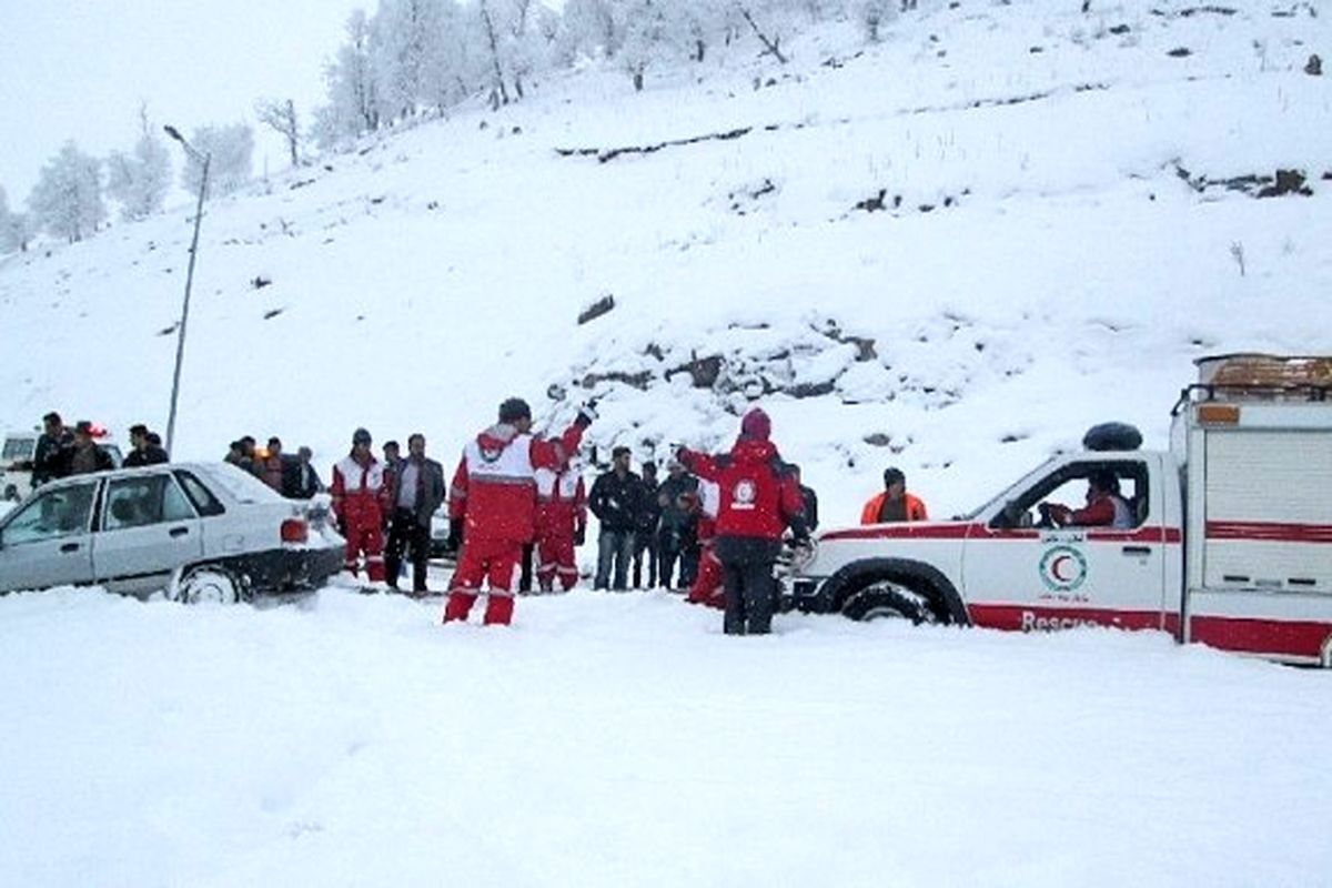 نجات ۱۴ مسافر گرفتار در برف و کولاک در جادههای خراسان