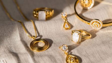 گردنبند، دستبند و سکه