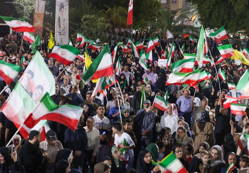 اقتدار امروز ایران نتیجه ایستادگی مردم است/مطیع فرمان رهبری هستیم