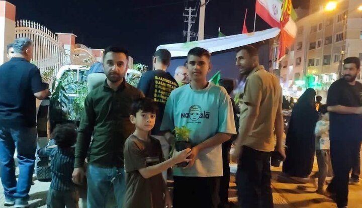 ایستگاه توزیع نهال رایگان در گناوه برپا شد