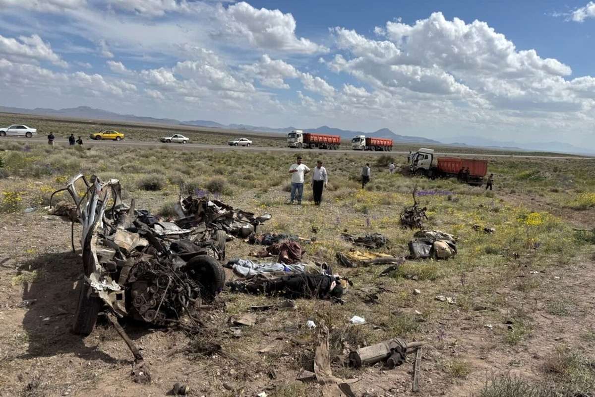 جزئیات تصادف یک تریلی با خودرو حامل اتباع خارجی/ ۹ کشته در پی تصادف تریلی و پژو ۴۰۵ در جاده کرمان