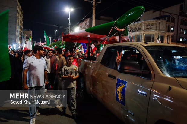 حضور عروس و داماد آستانه‌ای در پنجاه و سومین اجتماع شبانه