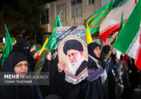 حضور مردم قم زیر باران در خیابان ها