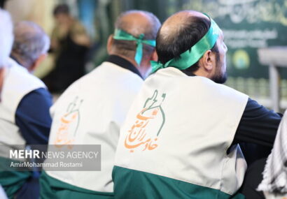 دسته خادمیاران رضوی ورامین در نمازجمعه دهه کرامت حاضر شدند