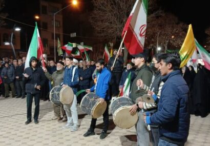 دمام‌زنی و سنج‌کوبی جوانان بیجاری در اجتماع مردمی