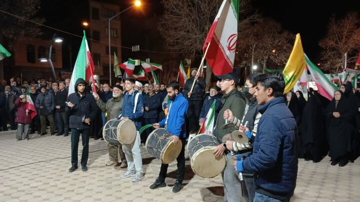 دمام‌زنی و سنج‌کوبی جوانان بیجاری در اجتماع مردمی