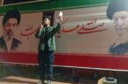 شعر خوانی نوجوان بیجاری در اجتماع خیابانی