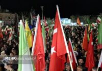 مردم چادگان همچنان در میدان