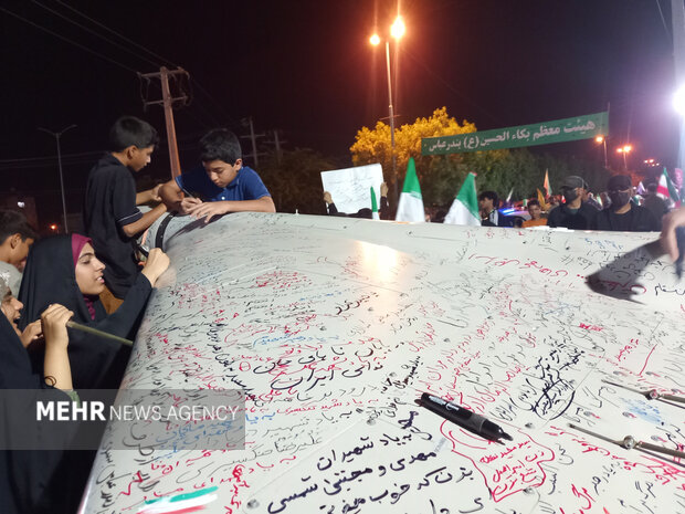 نمایش پهپاد شاهد در اجتماع مردم بندرعباس