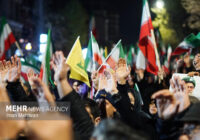 همخوانی دعای فرج در اجتماع شبانه مردم کرمانشاه