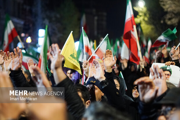 همخوانی دعای فرج در اجتماع شبانه مردم کرمانشاه