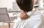 سرما باعث درد شانه می شود/ نسخه طب سنتی برای درمان شانه یخ زده