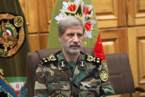 امیر حاتمی: تا آخرین نفس از خاک پاک و استقلال ایران دفاع میکنیم