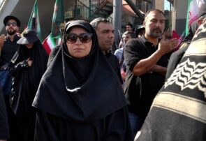 حضور شینا انصاری در مراسم تشییع رهبر شهید انقلاب