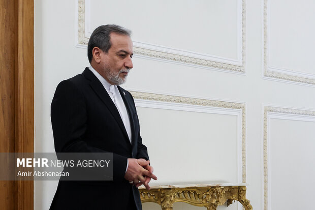 عراقچی: آمریکا خود را از غل و زنجیر اسرائیل رها کند