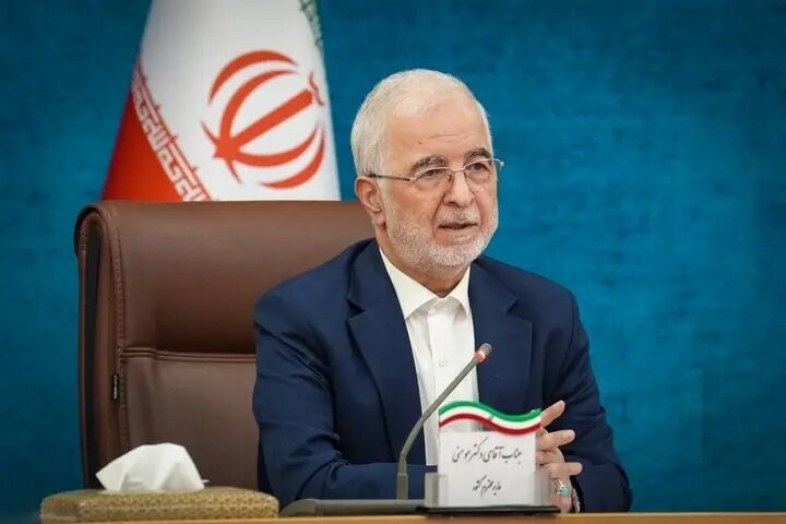 وزیر کشور: بهجای مسئولان برای سرمایهگذاران فرش قرمز پهن کنید